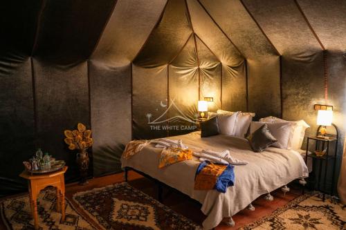 Una cama o camas en una habitación de The White Camp - Your Merzouga Luxury Desert Camp & Erg Chebbi Dunes Camel Riding