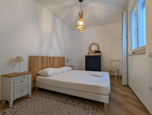 una camera con letto e lampadario a braccio di Appartamento Livia a Polignano a Mare