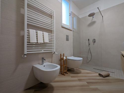 bagno bianco con lavandino e servizi igienici di Appartamento Livia a Polignano a Mare
