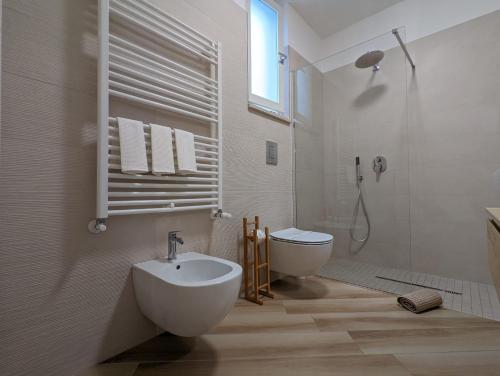 Un baño blanco con lavabo e inodoro. en Appartamento Livia, en Polignano a Mare