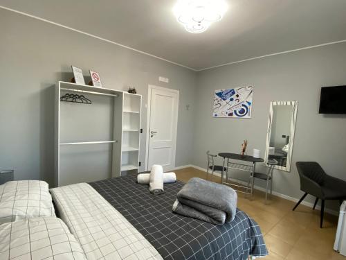 een slaapkamer met een bed, een bureau en een tafel bij B&B Art in Silvi Paese