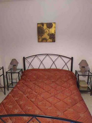 Un pat sau paturi într-o cameră la Stella’s cottage