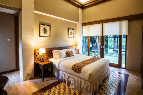 Postel nebo postele na pokoji v ubytování Abhayagiri - Sumberwatu Heritage Resort