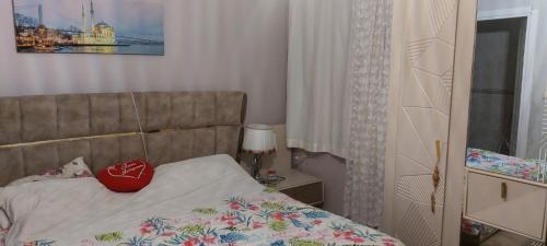 - une chambre avec un lit doté d'un oreiller dans l'établissement evimiz, à Beylikduzu