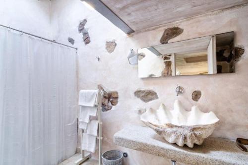 een badkamer met een wastafel en een spiegel bij Luxury Villa in Porto Rotondo in Porto Rotondo