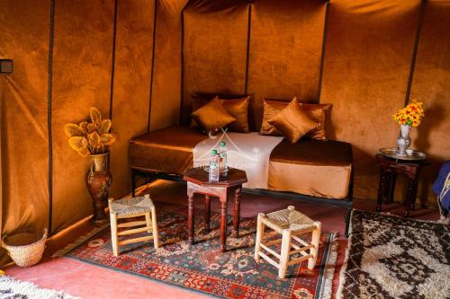 Un lugar para sentarse en The White Camp - Your Merzouga Luxury Desert Camp & Erg Chebbi Dunes Camel Riding