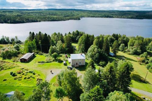 an aerial view of a house and a lake at Fantastisch familiehuis met sauna aan het water in Föllinge