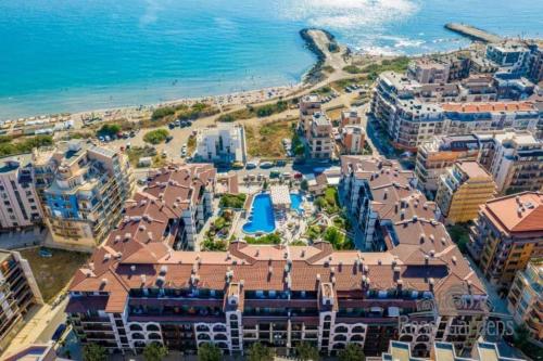 een luchtzicht op een resort naast de oceaan bij Boutique Rose Gardens Pomorie in Pomorie