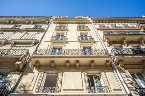 un bâtiment avec des balcons sur le côté dans l'établissement Sweett - Pavillon Saint-Germain, à Paris