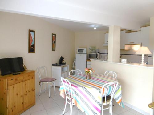 une cuisine et une salle à manger avec une table et des chaises dans l'établissement Appartement Pol, à Sarzeau