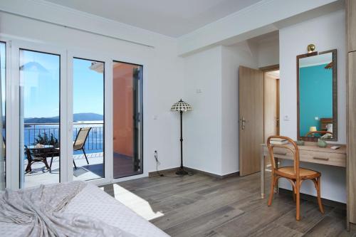 sypialnia z łóżkiem, stołem i krzesłami w obiekcie Villa Melias, luxurious villa with superb view of the islands, 400 m from the sea w mieście Nydri