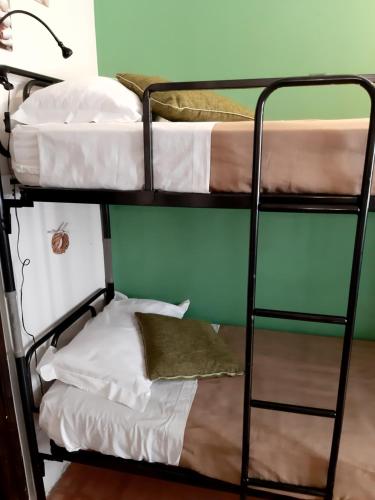 Letto o letti in una camera di La Casa del Pittore di Petralia