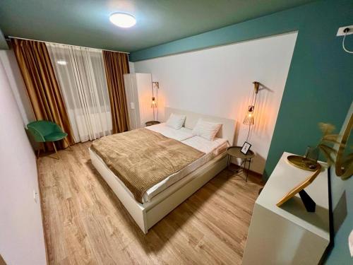 een slaapkamer met een bed en een groene muur bij Lotus by the lake in Turbaţi