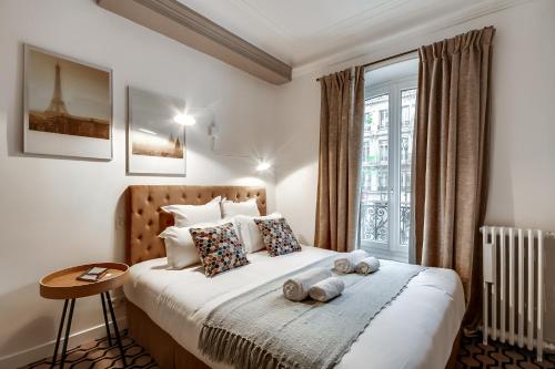 パリにあるSweet Inn - Saint Germain des Présのベッドルーム1室(枕付きのベッド1台、窓付)
