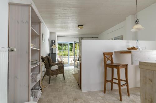 eine Küche mit weißen Wänden sowie einem Tisch und Stühlen in der Unterkunft Usedom Refugium in Zinnowitz