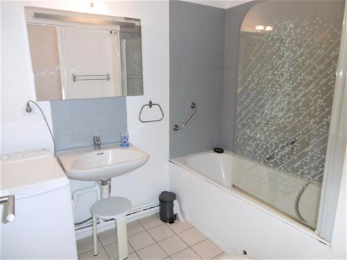 bagno con lavandino, vasca e lavandino di Appartement Morvan a Sarzeau