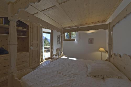 Un dormitorio con una cama grande y una ventana en Chesa Sur Puoz 15 - Samedan en Samedan