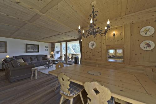 una sala de estar con una gran mesa de madera y un sofá en Chesa Sur Puoz 15 - Samedan en Samedan