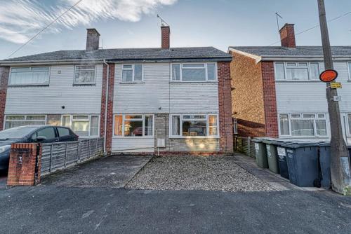 4 Bedroom House with Parking – Photos 3