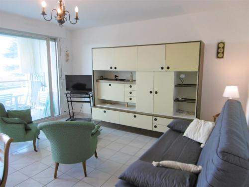 un soggiorno con divano e armadio di Appartement Morvan a Sarzeau