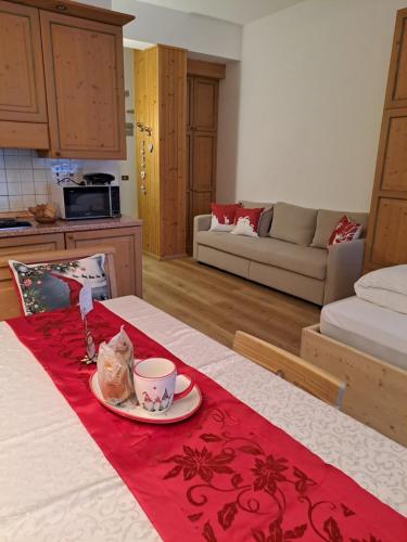 una habitación con una mesa con un plato con una taza de café en La Casa degli Gnomi en Falcade