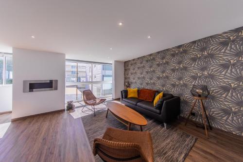 un salon avec un canapé et une table dans l'établissement le Foncillion, à Royan