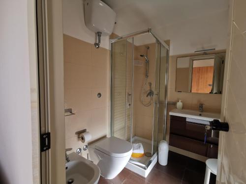 La salle de bains est pourvue d'une douche, de toilettes et d'un lavabo. dans l'établissement Villa Tiberiade, à Torre Annunziata