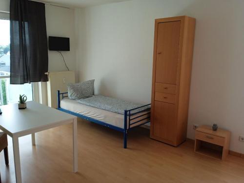 a small room with a bed and a table at Apartments K11 für Monteure in Chemnitz in Chemnitz