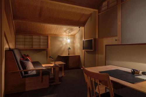 une cuisine avec une table et une salle à manger dans l'établissement 萌蘖　露天風呂とサウナがある現代の湯治場, à Kagoshima