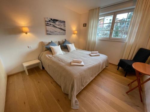 sypialnia z łóżkiem z dwoma ręcznikami w obiekcie Bacherwiese Penthouse by Alpine Host Helpers w mieście Kitzbühel