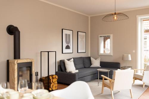a living room with a couch and a fireplace at ErholungNOW in Bispingen