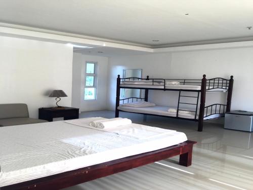 Krevet ili kreveti na sprat u jedinici u okviru objekta OYO 921 Sorrento Hotel And Resort