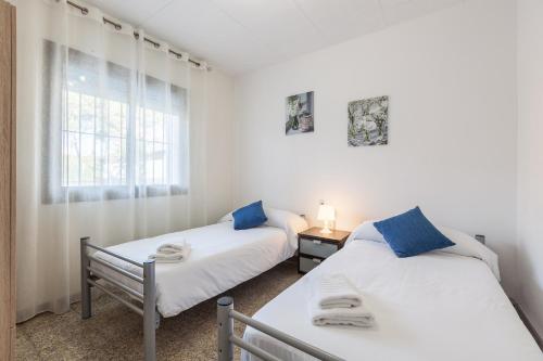 - 2 lits jumeaux dans une chambre avec fenêtre dans l'établissement Villa Julia, à Rubí