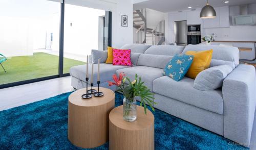 uma sala de estar com um sofá cinzento com almofadas coloridas em Villa Casilla de Costa Private Pool Luxury La Oliva By Holidays Home em La Oliva