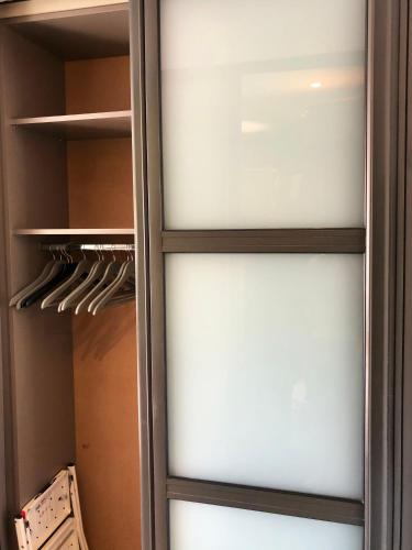 d'un réfrigérateur avec une porte ouverte et des étagères. dans l'établissement Un nid à Saint Tropez, à Saint-Tropez