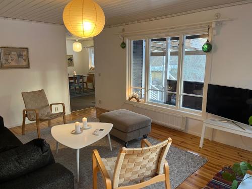 ein Wohnzimmer mit Couch und Tisch in der Unterkunft Cosy house in the archipelago in Värmdö