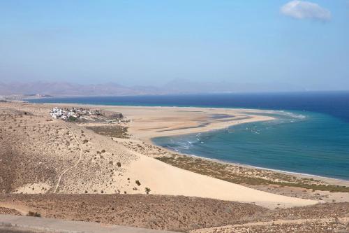 an aerial view of a beach and the ocean at Dúplex en Costa Calma-fuerteventura in Costa Calma