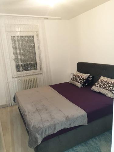 1 dormitorio con cama y ventana en LOVE Appartement partagé avec le proprietaire en Saint-Louis
