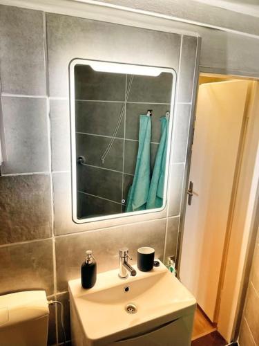 a bathroom with a sink and a mirror at Apartment nähe Flughafen DUS in Düsseldorf