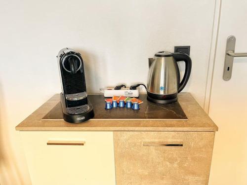 eine Küchentheke mit Kaffeemaschine und Mixer in der Unterkunft Apartment nähe Flughafen DUS in Düsseldorf