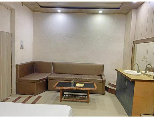 ein Wohnzimmer mit einem Sofa und einem Waschbecken in der Unterkunft Satkar Homestay, Saharanpur in Saharanpur