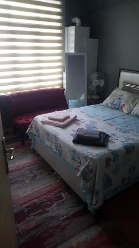 sypialnia z łóżkiem z kocem i oknem w obiekcie Beşiktaş Meydan w Stambule