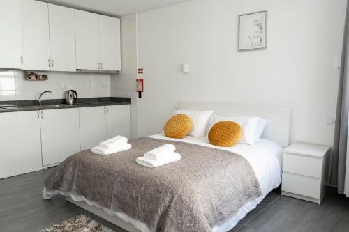 Ένα ή περισσότερα κρεβάτια σε δωμάτιο στο Almada Downtown 401