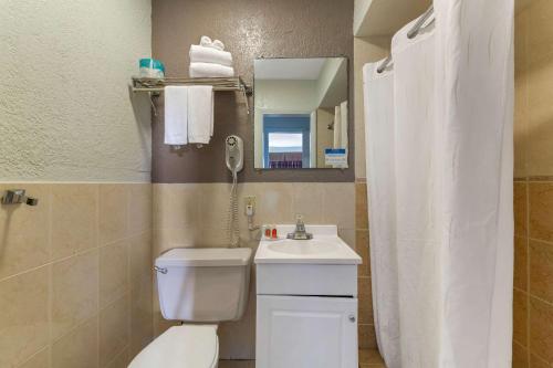 uma casa de banho com um WC, um lavatório e um telefone em Econo Lodge Hollywood - Ft Lauderdale International Airport em Hollywood