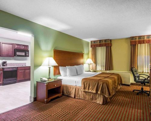une chambre d'hôtel avec un lit et une cuisine dans l'établissement MainStay Suites Williamsburg Historic Area, à Williamsburg