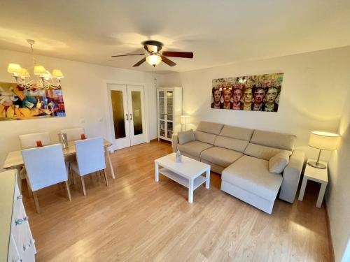 een woonkamer met een bank en een tafel bij Elegante, Bonito, Buenas Vistas y cerca de La Nogalera in Torremolinos