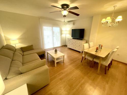 een woonkamer met een bank en een tafel bij Elegante, Bonito, Buenas Vistas y cerca de La Nogalera in Torremolinos
