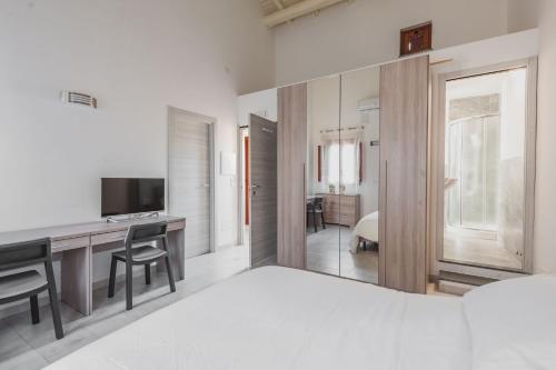 カターニアにあるModern duplex with balcony by Wonderful Italyのベッドルーム(ベッド1台、デスク、テレビ付)