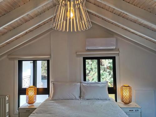 מיטה או מיטות בחדר ב-Phaedrus Living: Luxury Maisonette Platres