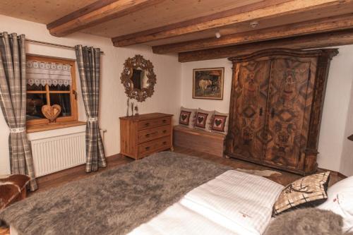 Szwajcarski Dworek في بييخوفيتسا: غرفة نوم بسرير كبير وخزانة خشبية